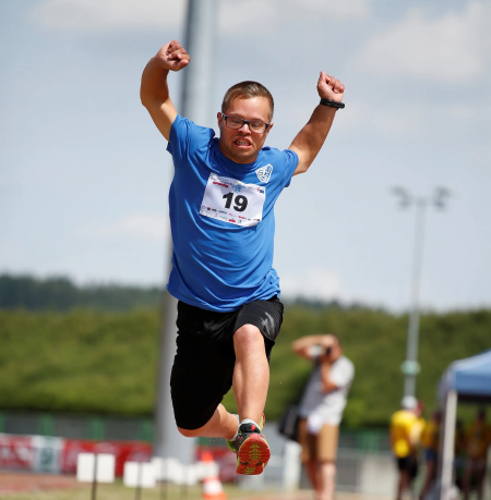 Sportler mit Behinderung beim Weitsprung